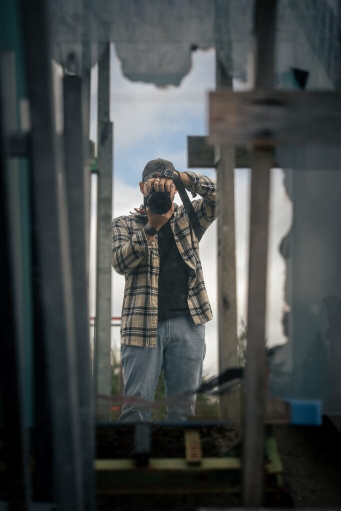 Mann fotografiert eine Baustelle