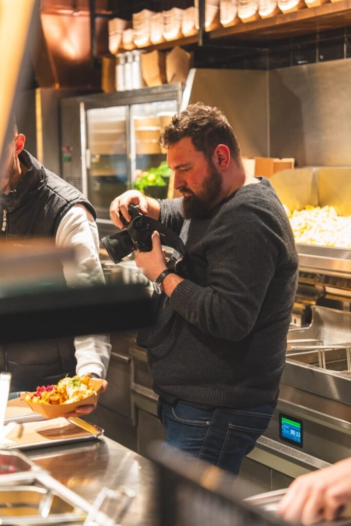 Mann filmt Video für Restaurant