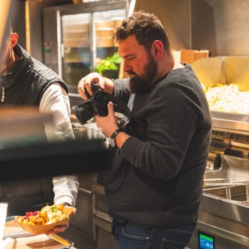 Mann filmt Video für Restaurant