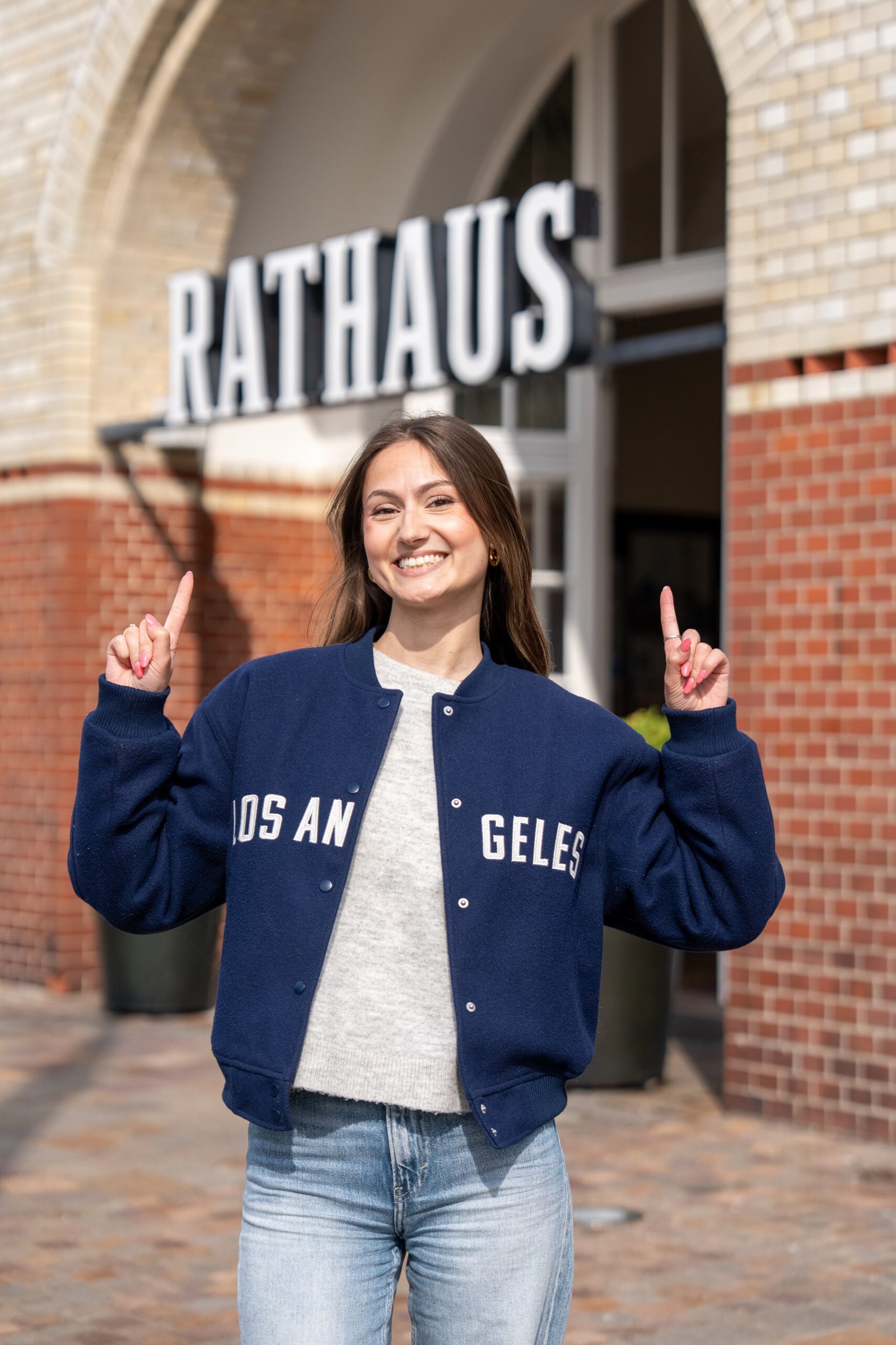 Frau vor Rathaus