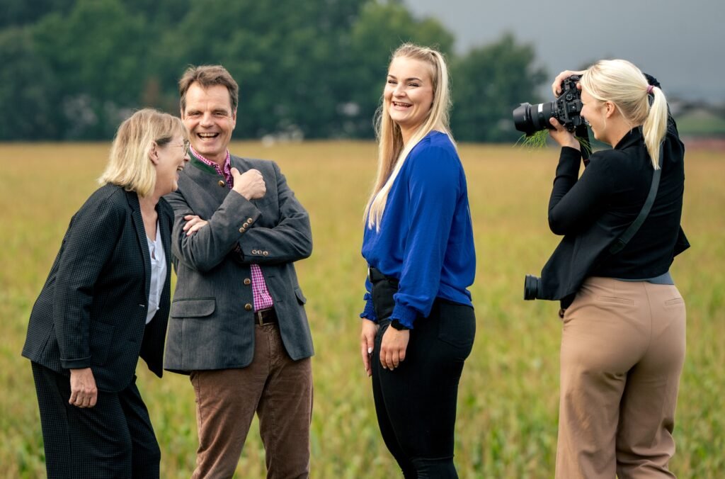Levke fotografiert Kunden auf Feld