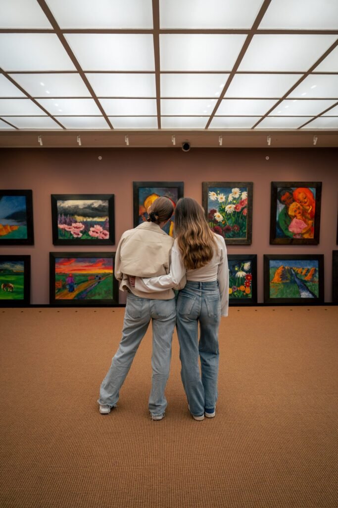 Zwei Frauen im Kunst Museum