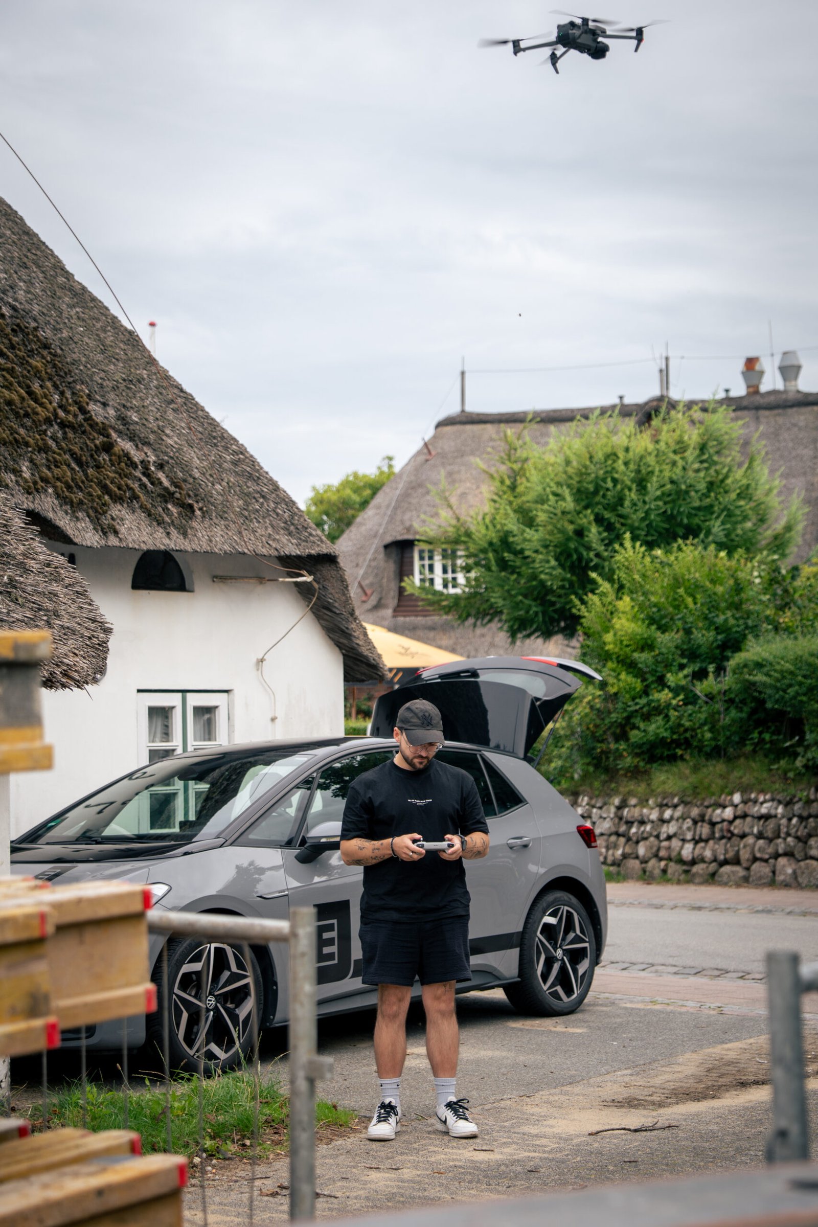 Mann steuert Drohne zum filmen