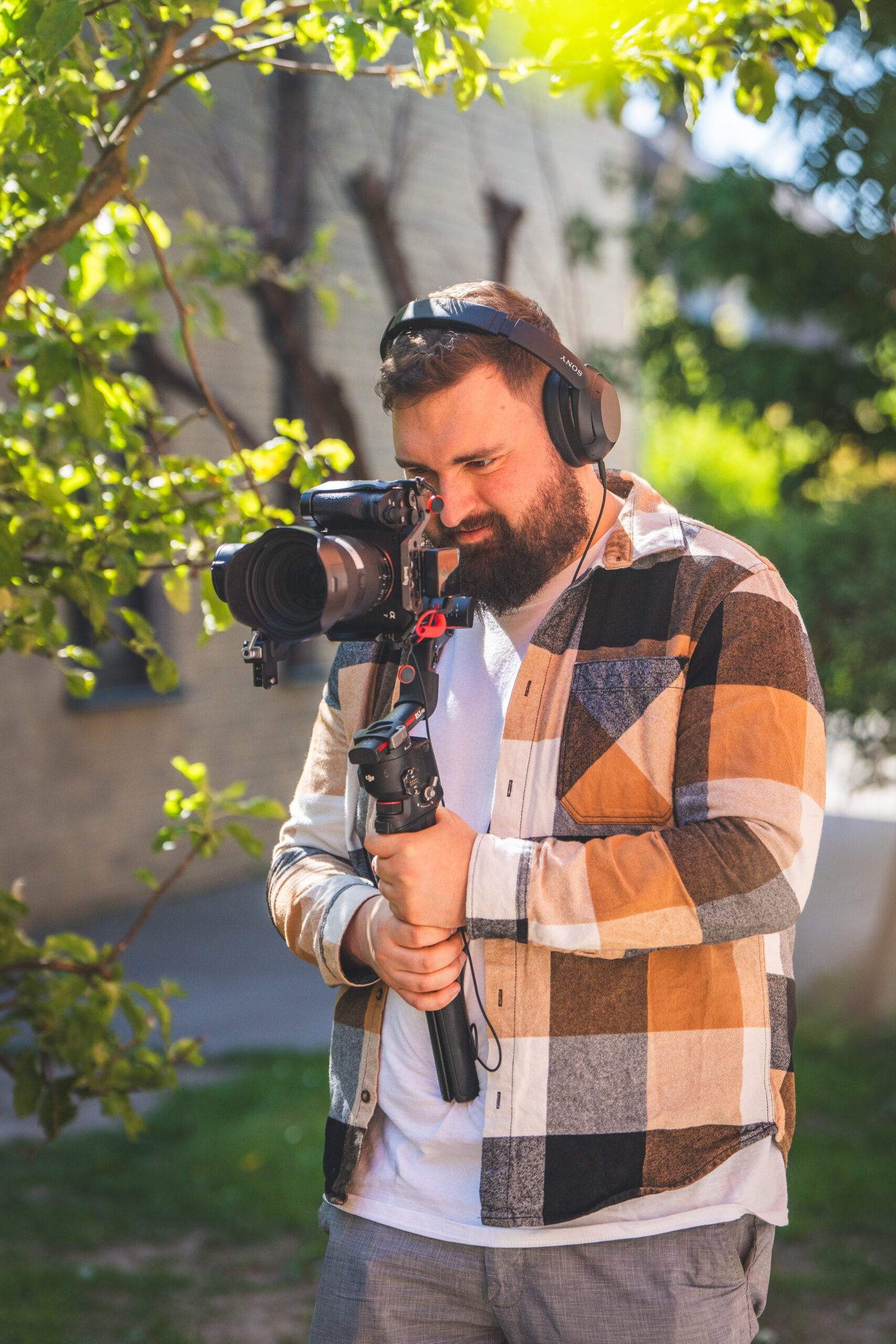 Mann filmt mit Equipment